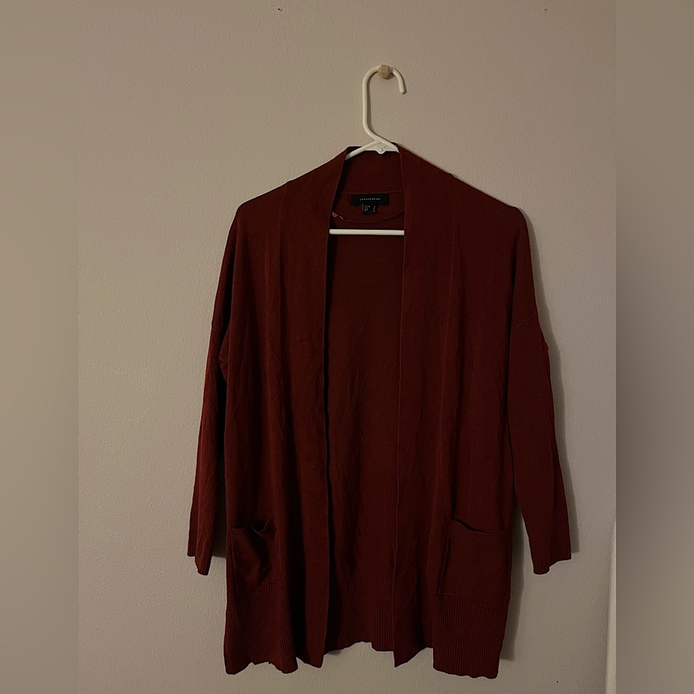 Atmosphere side slit wine red cardigan. Light fabric, drapes so flatteringly